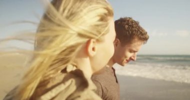 Plajda konuşuyor ve okyanusa birlikte arıyorum arkadaşlar