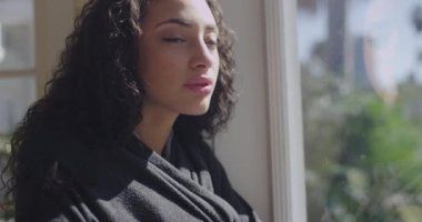 Genç bir mellow İspanyol kız pencereden