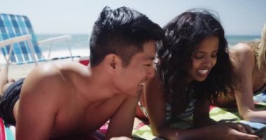 Portre sahilde yatan genç Interracial arkadaşlar kapatın