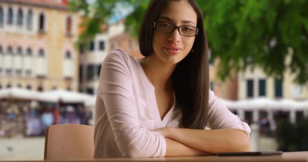 Belle Femme Latine Avec Des Lunettes Sourit Caméra Venise Portrait — Video