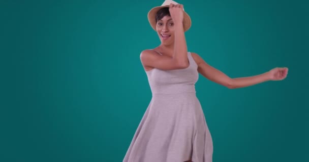 Счастливая Улыбающаяся Чернокожая Женщина Танцует Веселится Легкомысленном Маленьком Платье Синем — стоковое видео