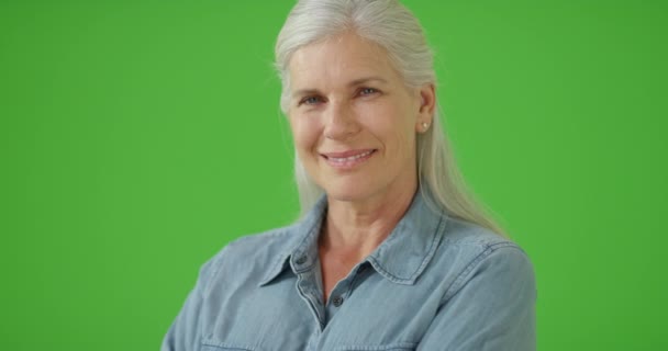 Starsza Kobieta Stoi Przed Swoim Domem Zielonym Ekranie Zielonym Ekranie — Wideo stockowe