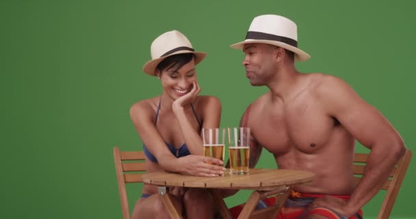 Zwei Schwarze Erwachsene Flirten Beim Trinken Auf Der Grünen Leinwand — Stockvideo