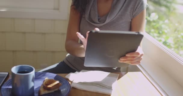 迷人的惊慌失措的女人与平板电脑互动 — 图库视频影像