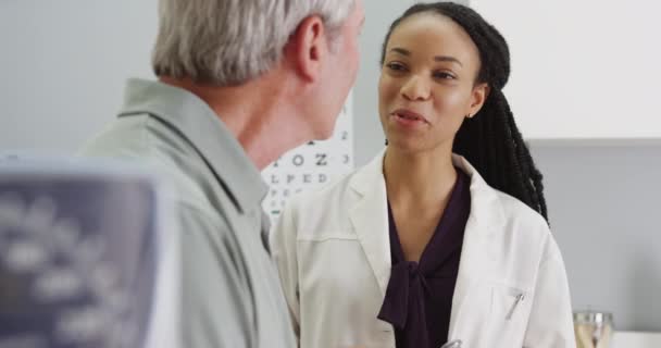 先輩と肯定的な黒人女性医師 — ストック動画