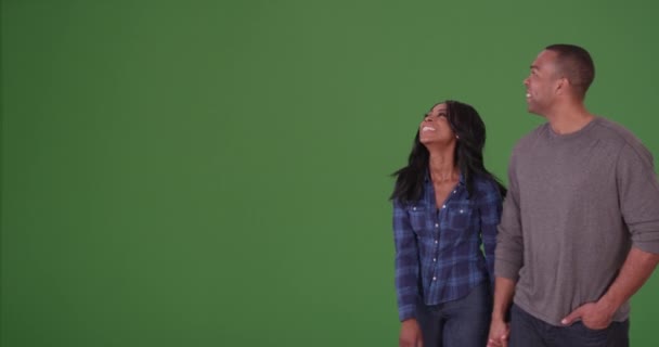 年轻美丽的非洲裔美国夫妇在绿色屏幕上 在绿色屏幕上键入或合成 — 图库视频影像