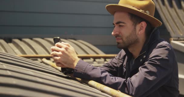 Homem Hispânico Elegante Usando Smartphone Livre — Vídeo de Stock