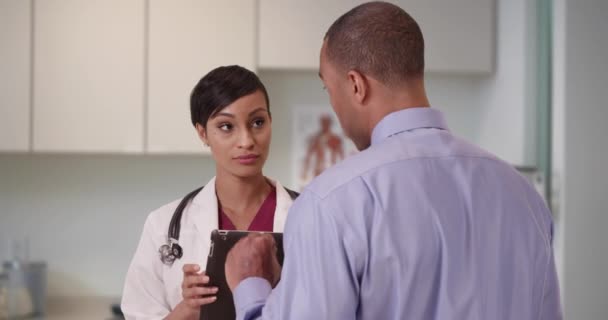 Врач Афроамериканец Советует Пациентке Черный Медицинский Работник Разговаривает Своим Клиентом — стоковое видео
