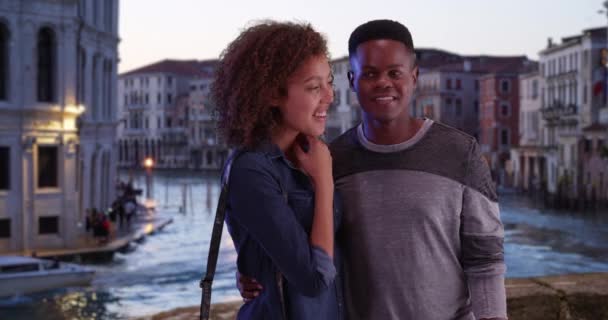 Pareja Afroamericana Visitando Gran Canal Pareja Casada Joven Cariñosa Admira — Vídeos de Stock