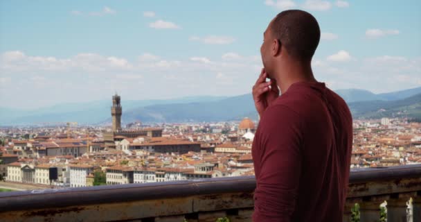 관광객 휴가중에 피렌체의 경관을 감상하고 있습니다 이탈리아 여행하는 아프리카 플로렌스 — 비디오