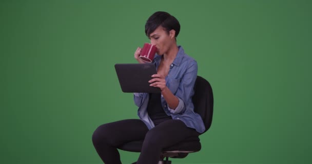 Milenyum Siyahi Kadın Yeşil Ekranında Kitap Okurken Ofis Sandalyesinde Dikkatlice — Stok video