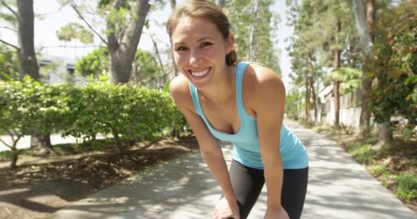 Ευτυχισμένη Γυναίκα Ξεκουράζεται Μετά Τρέξιμο — Αρχείο Βίντεο