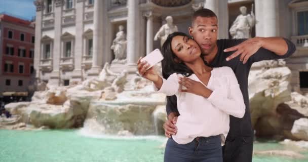 Ein Lebhaftes Schwarzes Paar Macht Gemeinsam Ein Selfie Vor Dem — Stockvideo