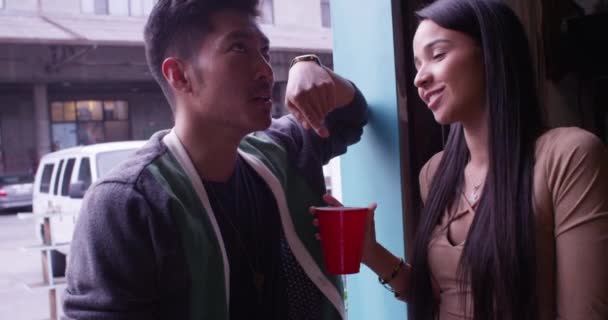 Hispanische Und Asiatische Süße Junge Glückliche Paare Die Auf Einer — Stockvideo
