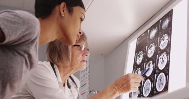 Intelligent Mature Femme Médecin Visualisation Des Rayons Avec Patient — Video