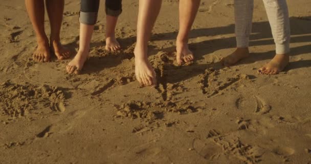 Ομάδα Φίλων Χρησιμοποιώντας Πόδια Τους Γράψουν Στην Παραλία — Αρχείο Βίντεο