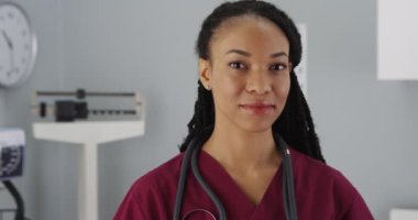 Afrikalı kadın doktor kameraya gülümseyen