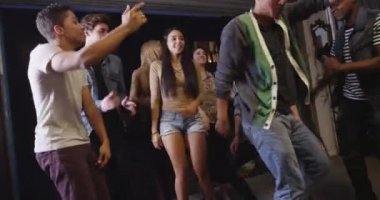 Mutlu eğlence düşkünü hippi karışık ırk grubu gecenin geç saatlerine kadar açık garaj partisinde dans ediyor.