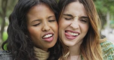 Aptal çekici kadın kameraya komik surat