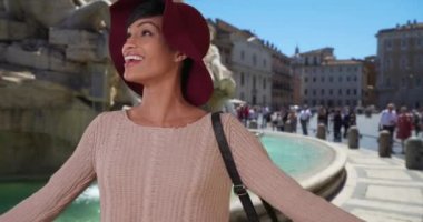 İtalya 'da tatil yapan mutlu siyahi kadın Roma' da heyecan içinde etrafa bakıyor. Genç Afrikalı çekici bayan Roma 'yı gezerken Fiumi Çeşmesi' nin yanında eğleniyor. 4k