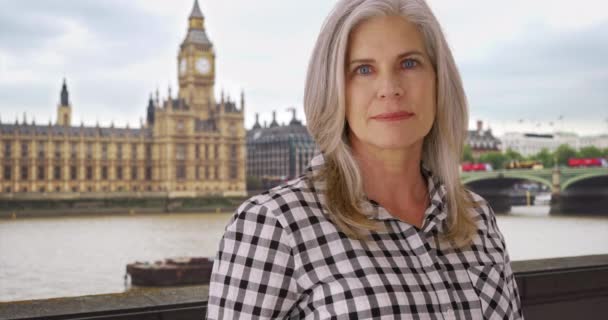 Mujer Blanca Mayor Mira Con Seriedad Con Big Ben Vista — Vídeo de stock