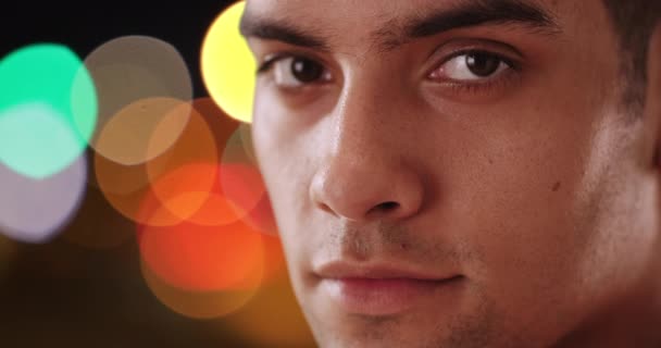 Nahaufnahme Porträt Eines Latino Mannes Der Nachts Auf Der Straße — Stockvideo