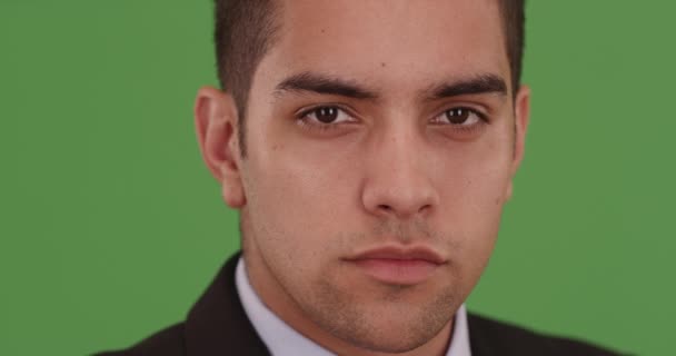Närbild Porträtt Confident Latino Affärsman Grön Skärm Grön Skärm Som — Stockvideo