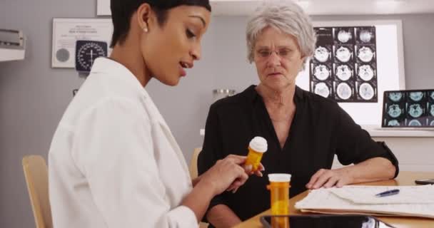 Médico Feminino Discutindo Medicação Com Paciente Feminino Maduro — Vídeo de Stock