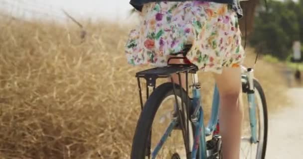 妇女在户外骑自行车的后视镜 — 图库视频影像