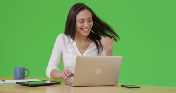 Латиноамериканка Празднует Использует Свой Ноутбук Зеленом Экране Зеленом Экране Клавиатура — стоковое видео