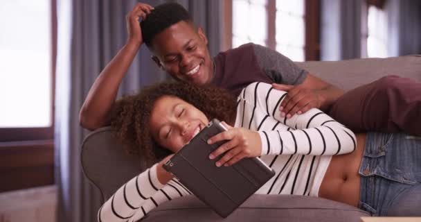 Pasangan Milenial Happy Black Menonton Video Tablet Mereka Afrika Amerika — Stok Video