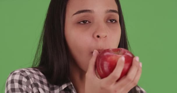 Joven Latina Comiendo Una Manzana Pantalla Verde Pantalla Verde Para — Vídeo de stock