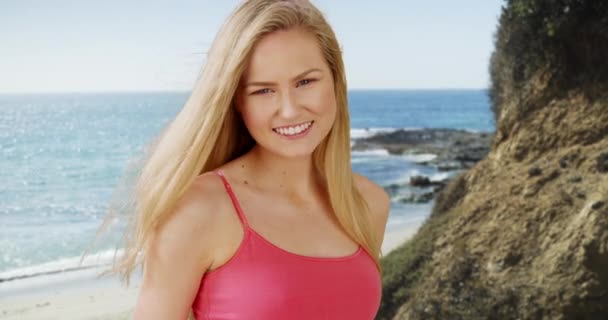 Güneşli Bir Günde Plajda Gülümseyen Güzel Beyaz Kadın — Stok video