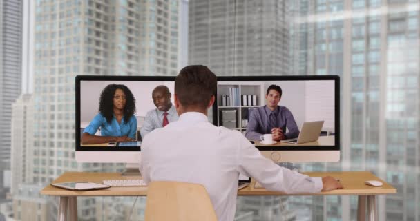 成功的商业伙伴通过视频聊天举行了基于互联网的网络会议 拉美裔和白人办公室工作人员使用现代技术进行交流 — 图库视频影像