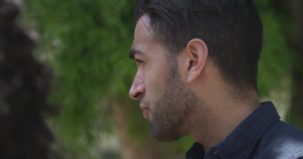 Hombre Hispano Hablando Con Amigos Aire Libre — Vídeos de Stock