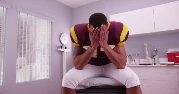 Kolej Futbol Oyuncu Için Kötü Haber Doktor Ofisinde Bekliyor — Stok video