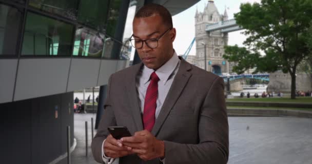 Joven Profesional Serio Usando Teléfono Inteligente Fuera Edificio Oficinas Londres — Vídeos de Stock