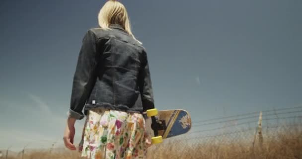 Mooie Vrouw Die Met Skateboard Hand Loopt — Stockvideo