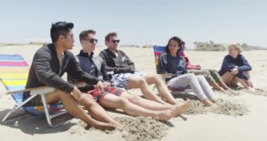 Genç arkadaşlar sahilde eğlenmekten bahsediyorlar.