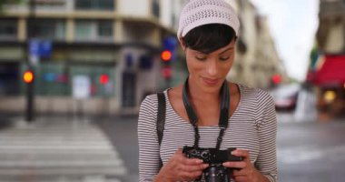 Şehirdeki yaratıcı Afrikalı fotoğrafçı kadın kameraya çekmek için etrafa bakıyor. Afro-Amerikalı kadın fotoğraf çekerken etrafındakileri analiz ediyor. 4k