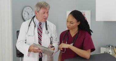 İki Doktor hastanın sonuçlarını tartışıyor