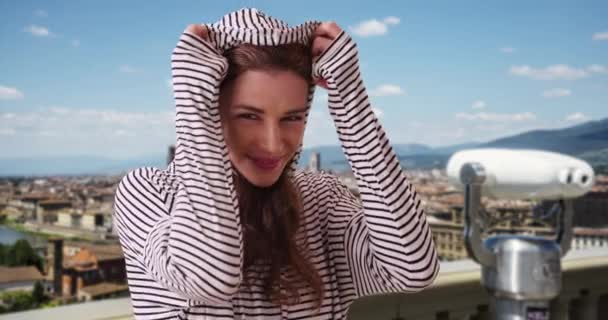 Mignonne Caucasienne Posant Ludique Avec Paysage Urbain Florence Derrière Elle — Video
