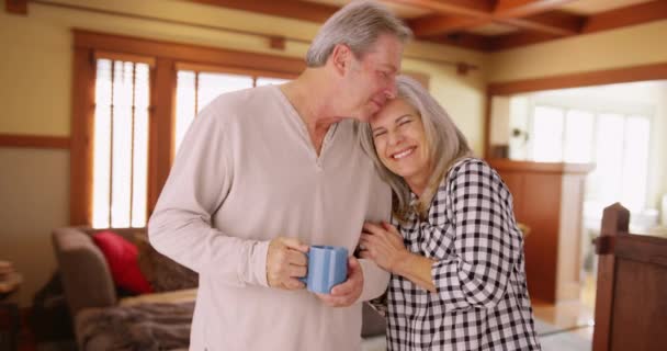 Dos Felices Esposos Ancianos Sonriendo Amar Pareja Mediana Edad Abrazándose — Vídeos de Stock