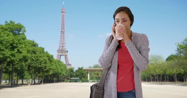 Mooie Latina Chats Smartphone Koffie Drinken Buurt Van Eiffeltoren Lachende — Stockvideo