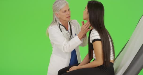 Médecin Âgé Donne Check Une Jeune Fille Sur Écran Vert — Video
