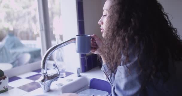 若い美しい混合民族の女性が朝の飲み物を持っている — ストック動画