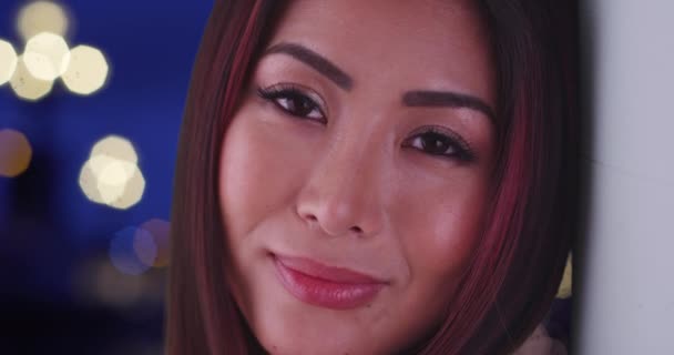 カメラでは 豪華なアジアの女性の笑顔を閉じます 夜の屋外で幸せな魅力的な女性のカジュアル肖像画 — ストック動画