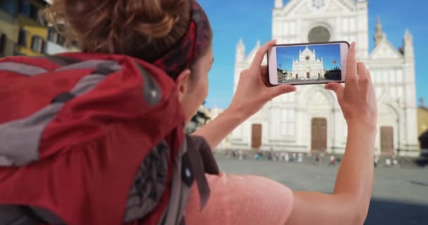 観光中にフィレンツェの白い女性を探検することは 大聖堂 サンタ クローチェのビデオを撮る 電話で有名なフィレンツェの教会のクリップを撮影白人女性を旅行 — ストック動画