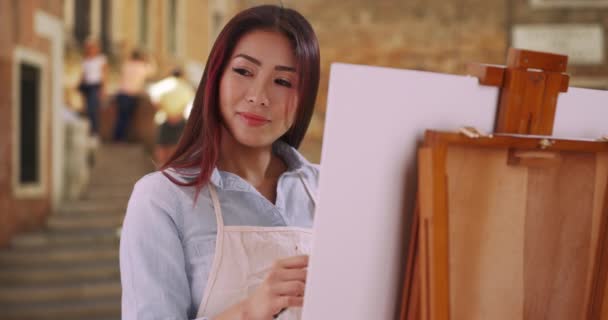 在意大利外面画迷人的女人 美丽的天气里 迷人的亚洲女性在户外作画 — 图库视频影像