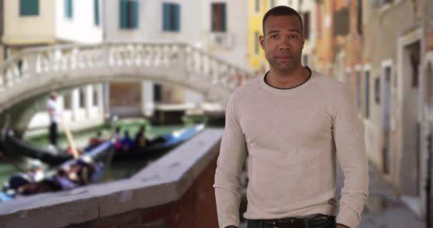 Ung Etnisk Man Poserar Tryggt När Reser Venedig Italien Självsäker — Stockvideo